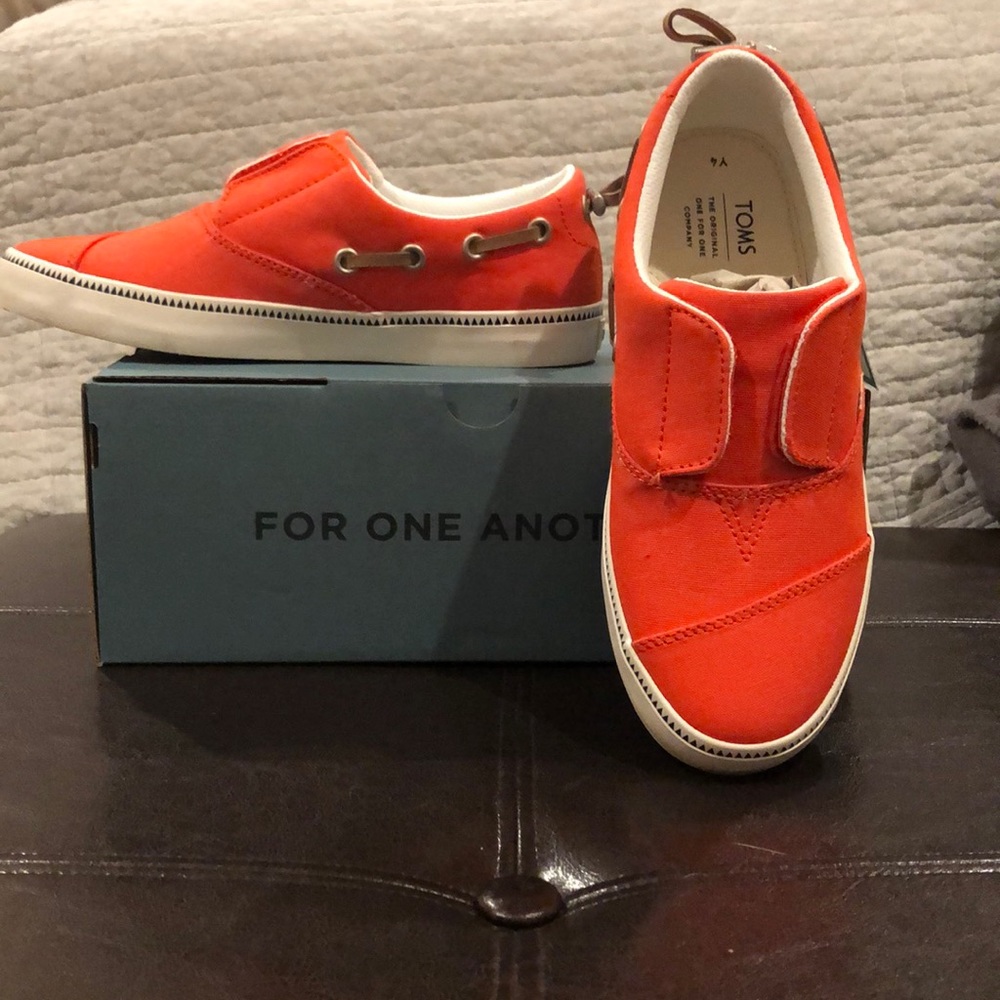 TOMS Youth Pasadena - Picture 2 of 4